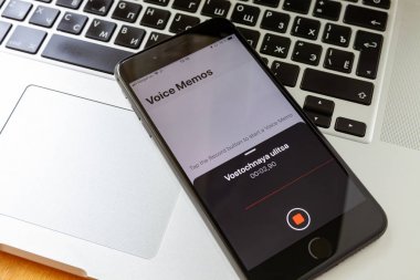 Moskova / Rusya - 14 Mayıs 2019: Macbook'ta siyah iphone. iphone ekranında ses kaydedici uygulamasında