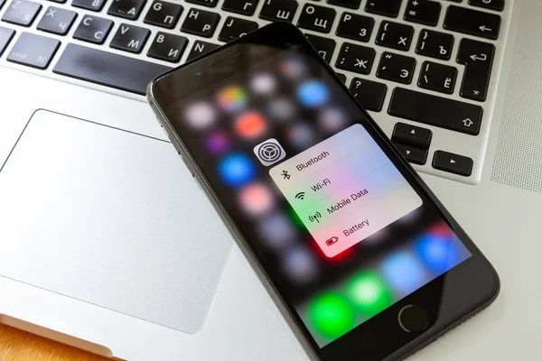 Moskova / Rusya - 14 Mayıs 2019: Macbook'ta siyah iphone. 3d dokunmatik kurulum menüsünün iphone ekranında