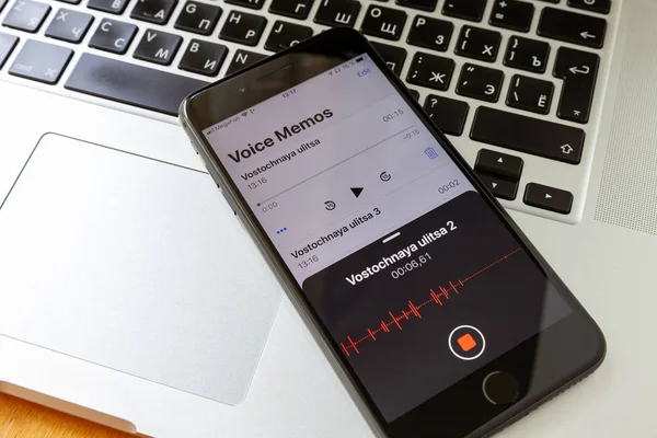 Moskova / Rusya - 14 Mayıs 2019: Macbook'ta siyah iphone. iphone ekranında ses kaydedici uygulamasında