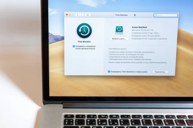 Moskova / Rusya - 7 Temmuz 2019: Açık Macbook, ekran programı Time Machine.