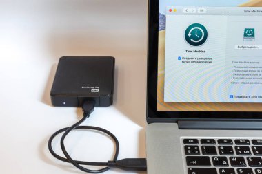 Moskova / Rusya - 7 Temmuz 2019: Açık Macbook, ekran programı Time Machine. Harici bir sabit disk Macbook'a bağlanır.