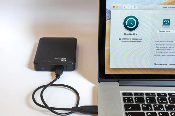 Moskova / Rusya - 7 Temmuz 2019: Açık Macbook, ekran programı Time Machine. Harici bir sabit disk Macbook'a bağlanır.
