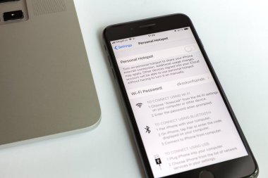 Moskova / Rusya - 10 Temmuz 2019: Siyah iphone 8 Plus ve Macbook. Modem ekranda kapalı.