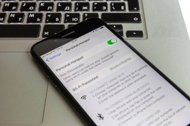 Moskova / Rusya - 10 Temmuz 2019: Black iphone 8 Plus, Macbook klavyede. Modem ekranda etkin.