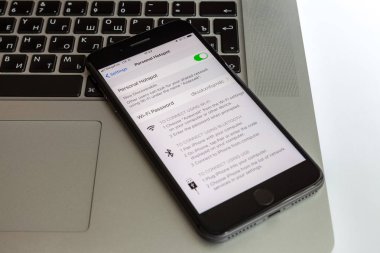Moskova / Rusya - 10 Temmuz 2019: Black iphone 8 Plus, Macbook klavyede. Modem ekranda etkin.