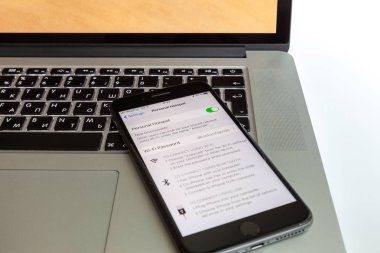 Moskova / Rusya - 10 Temmuz 2019: Black iphone 8 Plus, Macbook klavyede. Modem ekranda etkin.