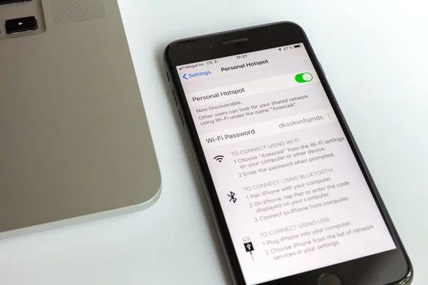 Moskova / Rusya - 10 Temmuz 2019: Siyah iphone 8 Plus ve Macbook. Modem ekranda etkin.