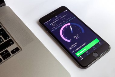 Moskova / Rusya - 13 Temmuz 2019: Siyah iphone 8 Plus ve Macbook. Ekran programı Speedtest