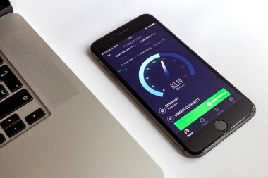 Moskova / Rusya - 13 Temmuz 2019: Siyah iphone 8 Plus ve Macbook. Ekran programı Speedtest
