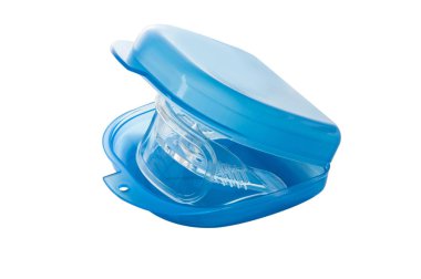 Inivisalign parantez veya hizalayıcı güzel gülümseme ve beyaz dişler.