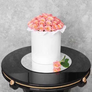 Masadaki şapka kutusunda çiçek buketi