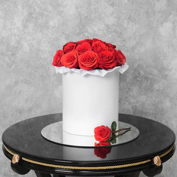 Букет цветов в шляпной коробке на столе — стоковое фото