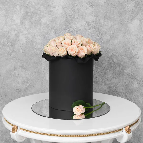 Blombukett i en hatt låda på bordet — Stockfoto
