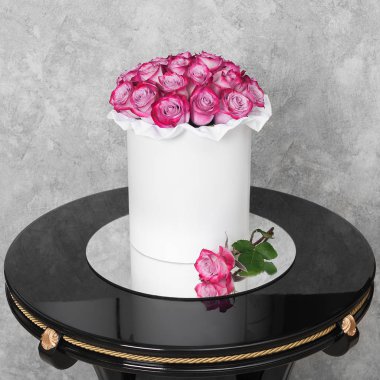 Masadaki şapka kutusunda çiçek buketi