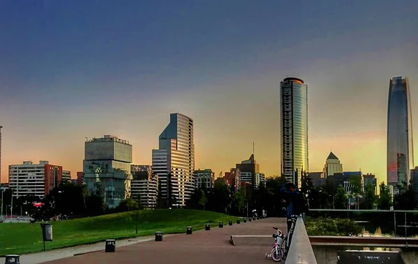 Parque Bicentenario de Vitacura ile birlikte Costanera Center Binası, en yüksek Latin Amerika