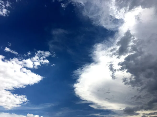 Der Blaue Himmel Und Schöne Weiße Wolken — Stockfoto