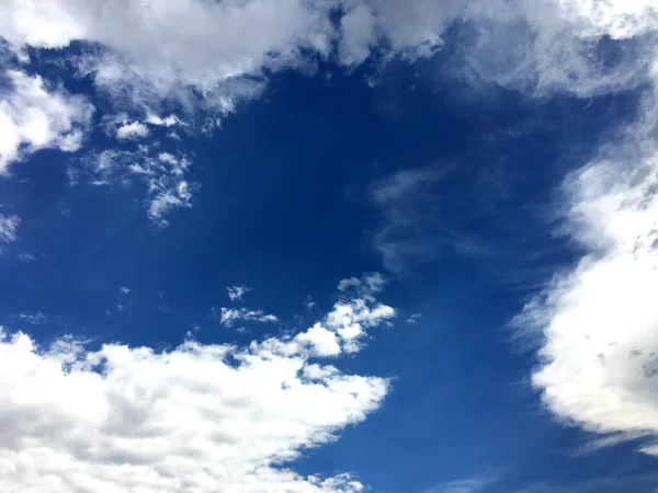 Голубое Небо Красивые Белые Глыбы — стоковое фото