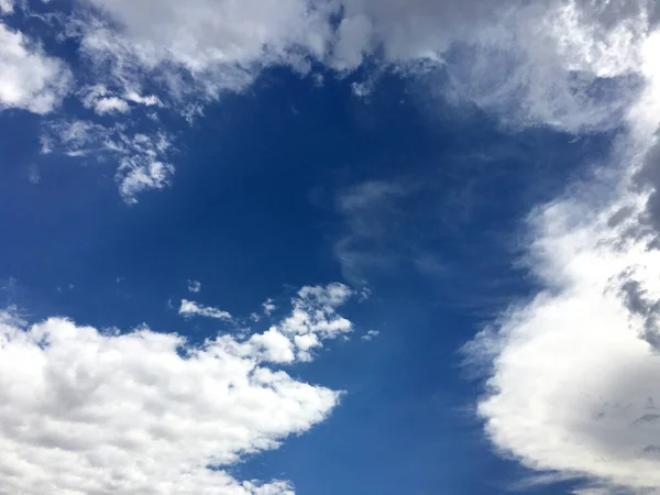 Der Blaue Himmel Und Schöne Weiße Wolken — Stockfoto