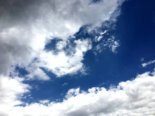 Der Blaue Himmel Und Schöne Weiße Wolken — Stockfoto