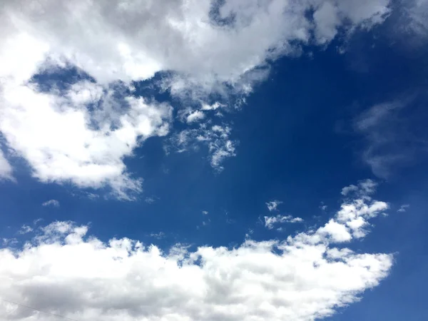 Голубое Небо Красивые Белые Глыбы — стоковое фото