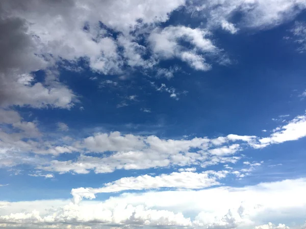 Der Blaue Himmel Und Schöne Weiße Wolken — Stockfoto