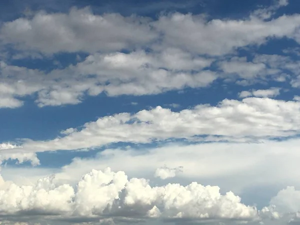 Der Blaue Himmel Und Schöne Weiße Wolken — Stockfoto