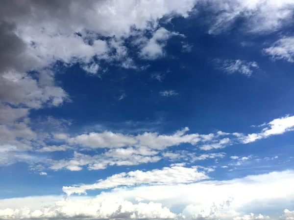 Der Blaue Himmel Und Schöne Weiße Wolken — Stockfoto