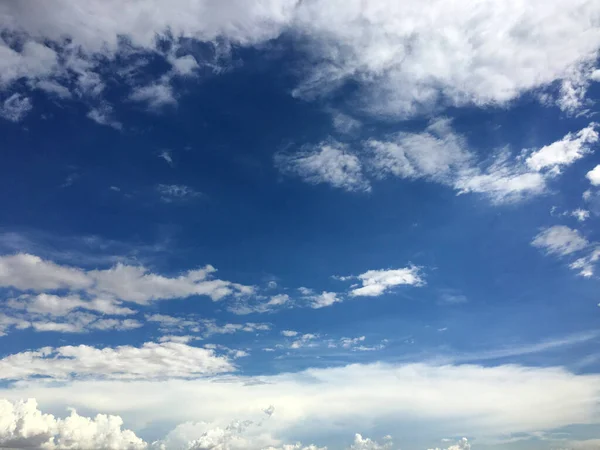 Der Blaue Himmel Und Schöne Weiße Wolken — Stockfoto