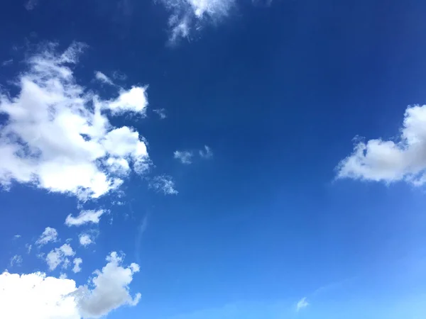 Der Blaue Himmel Und Schöne Weiße Wolken — Stockfoto