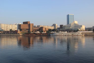   Yenisey Nehri üzerinde tekne gezisi. Krasnoyarsk set of görünümü.
