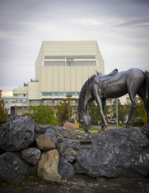 akşam şehrin içinden yürümek