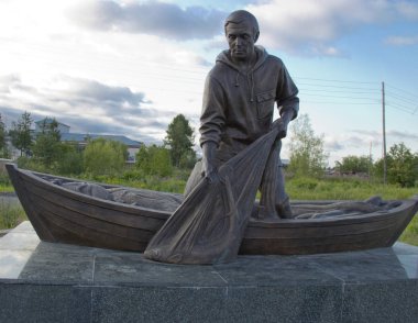 Rusya, Krasnoyarsk Bölgesi, Turukhansk, Yaz 2015: bir balıkçı heykeli.