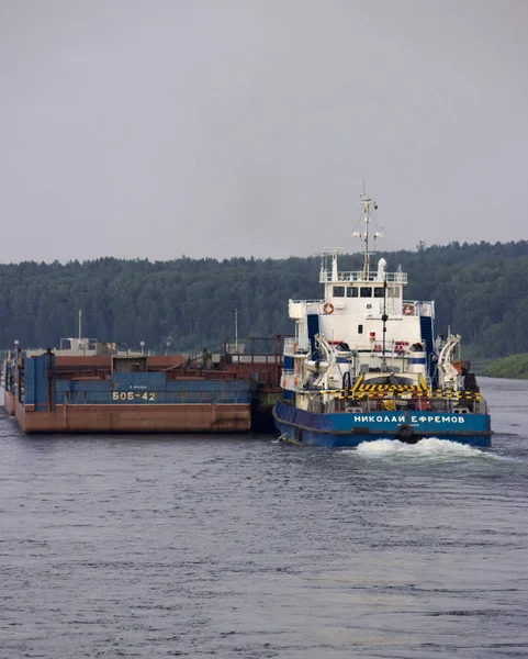 ロシア クラスノヤルスク地方 エニセイ川 2015 エニセイ川の貨物輸送 キャプション ニコライ エフレーモフ — ストック写真