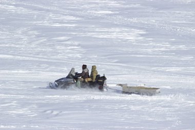 Balıkçılar snowmobile sürüş donmuş Nehri üzerinde.