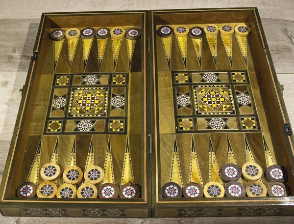 Tavla bir tahta oyunudur.