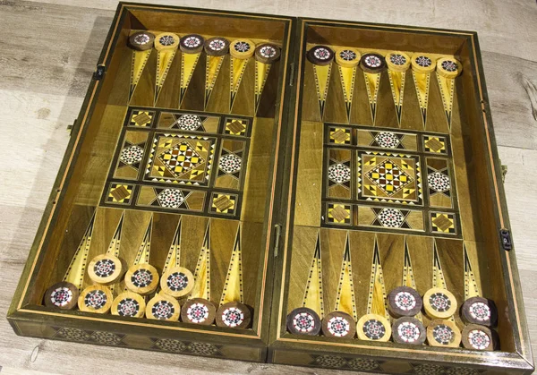 Tavla bir tahta oyunudur.