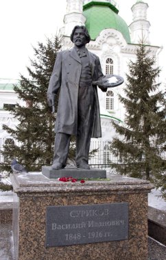 Rusya, Krasnoyarsk, Şubat 2019: Rus ressam Surikov heykel. Başlık: Surikov Vasili İvanoviç 1848-1916.
