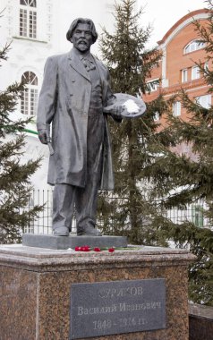 Rusya, Krasnoyarsk, Şubat 2019: Rus ressam Surikov heykel. Başlık: Surikov Vasili İvanoviç 1848-1916.