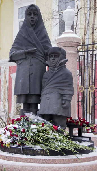 Rosja Krasnojarsk Lutego 2019 Pomnik Dzieci Wojny Podpis Dzieci Oblężonego — Zdjęcie stockowe