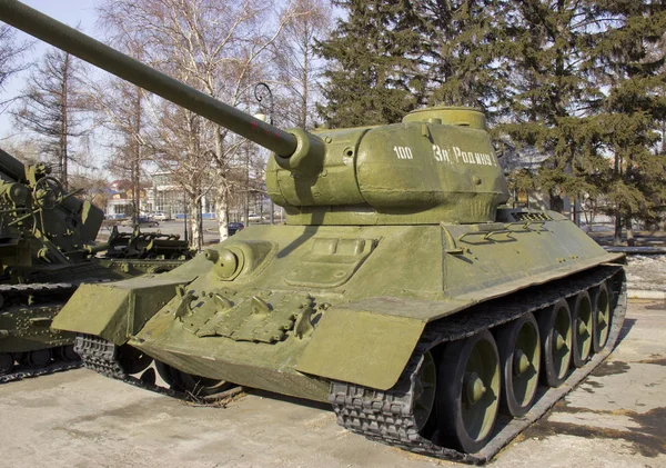 El Parque de la Victoria. Muestras de equipamiento militar de la gran guerra patriótica . — Foto de Stock