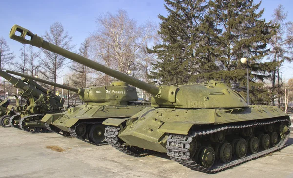 El Parque de la Victoria. Muestras de equipamiento militar de la gran guerra patriótica . — Foto de Stock