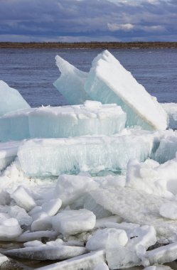 Nehirde buz sürükleniyor..