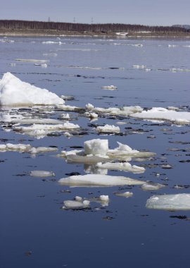Nehirde buz sürükleniyor..