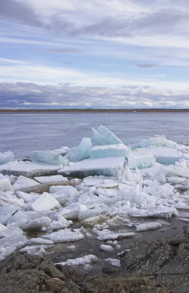 Dérive de glace sur la rivière. — Photo