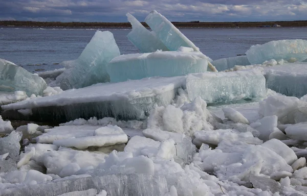 Dérive de glace sur la rivière. — Photo