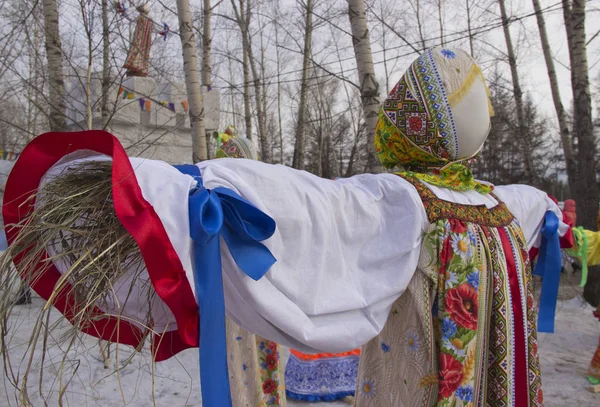 ユニバーシアード 2019年の公園。ロシアの伝統的な服のぬいぐるみ. — ストック写真