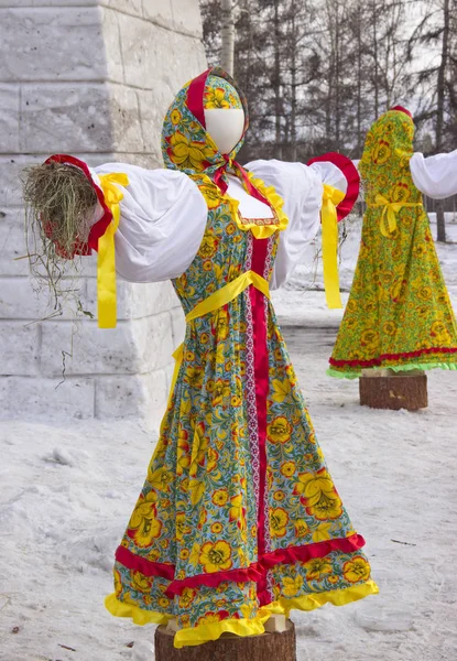 ユニバーシアード 2019年の公園。ロシアの伝統的な服のぬいぐるみ. — ストック写真