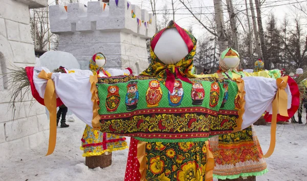 ユニバーシアード 2019年の公園。ロシアの伝統的な服のぬいぐるみ. — ストック写真