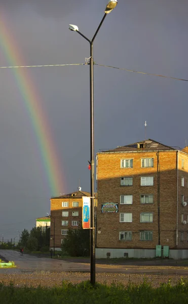 Arco iris después de la lluvia en la ciudad . — Foto de Stock