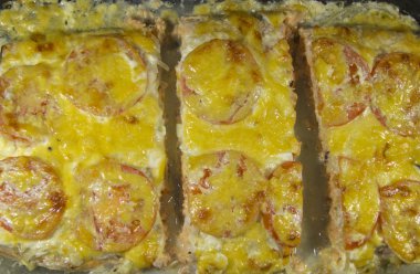 Peynir ve domates ile pişmiş balık.